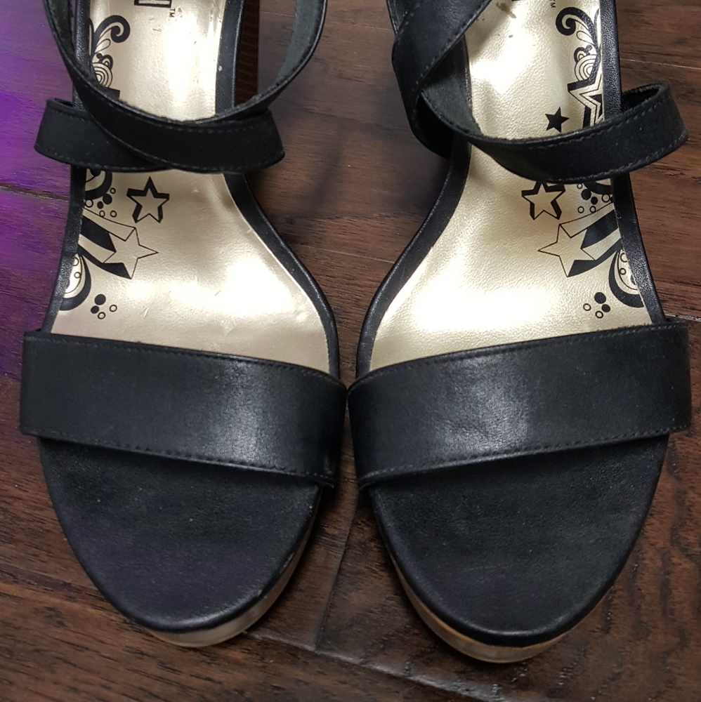 Brash double buckle heels. - Picture 8 of 15